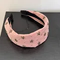 Elegante roze stoffen haarband met gouden vintage sterren voor een retro kapsel - Roze