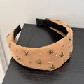 Retro kaki suède hoofdband met metallic ster studs en antislip voering. - Lichtkoffie