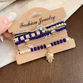 Détail de l'ensemble de bracelets bohèmes avec perles œil et cœur sur présentoir - Bleu