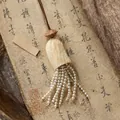 Vue détaillée d'un collier rétro chinois avec perle en noyau et pompons de perles. - Collier-Style Gland de Perle / Café-Blanc