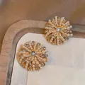 Boucles d'oreilles fleurs vintage dorées avec perles élégantes et strass brillants - Style Bouquet de Fleurs (HE35563) / Or & Blanc