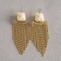 Vue détaillée de boucles d'oreilles dorées à franges avec tête de lion en résine. - Tige en Argent Boucles d'Oreilles Gland Danse du Lion / Or+Blanc
