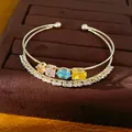 Makroansicht des 18k vergoldeten zweilagigen Armreifs mit bunten Zirkonia-Steinen - Doppelschichtiges Öffnungsdesign / Gold-Mehrfarbig
