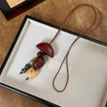 Detailweergave van handgemaakte houten notendop hanger ketting met kralen - Paddenstoel Noot Schil Hanger (1#)