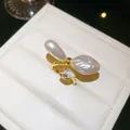 Λεπτομέρεια από χρυσό δαχτυλίδι με ζιργκόν σταγόνα και μπαρόκ μαργαριτάρια κομψό. - Στυλ Ακανόνιστο Μαργαριτάρι / Χρυσό