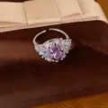 Gros plan d'une bague ouverte ovale à pierre violette de style vintage sur boîte velours - Argent