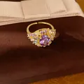 Vue détaillée d'une bague ouverte plaquée or 18 carats avec un zircon violet de forme ovale - Or