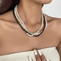 Vue détaillée d'un collier de perles vintage multicouches en acrylique sur un modèle - Or-Blanc-Noir