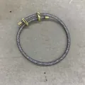 Elegante grijze mesh trekarmband met een verstelbare goudkleurige schuifsluiting - Zwart