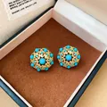 Vue détaillée de boucles d'oreilles turquoise vintage avec design évidé en or 18 carats. - Style Clous Ronds Ajourés (HE35559) / Or-Bleu
