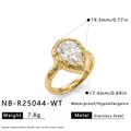Vista detallada del anillo de acero dorado con circonita de pera y textura martillada - Talla 8 / Blanco Claro