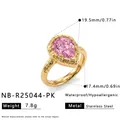 Primer plano detallado de anillo de acero inoxidable dorado con circón rosa en forma de pera - Talla 8 / Rosa Sakura