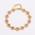 Detailansicht des champagnerfarbenen Zirkonarmbandes mit glänzenden Mikropflaster-Kristallen. - Armband / Einzelartikel / Gold