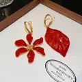 Vista detallada de pendientes asimétricos de esmalte rojo con flor y hoja - Asimétrico Flor y Hoja (HE35536) / Rojo