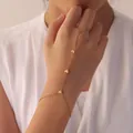 Vue détaillée d'un bracelet bague élégant en acier doré avec motifs de cœurs - Style 1 (Cœur Doré - B699)