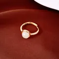 Primer plano de un elegante anillo abierto chapado en oro de 18k con piedra blanca - Abierto Ajustable / Oro-Blanco