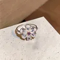 Detaillierte Nahaufnahme eines Blumenrings mit funkelnden Zirkonia und violettem Stein. - Blumen Offener Ring (HR3994) / Silber