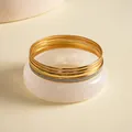 Detail van een 5-delige retro set met goudkleurige metalen en witte hars armbanden - 5-delige set / Goud-Wit