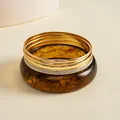 Detailweergave van een 5-delige retro set met bruine hars en goudkleurige armbanden - 5-delige set / Goudbruin