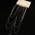 Elegante mehrlagige Perlen-Körperkette auf schwarzem Hintergrund mit Schmuckschatulle. - Brustkette / Silber