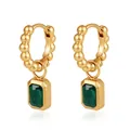 Detail van gouden kralen oorringen met smaragdgroene rechthoekige zirkoon hangers - Kralen Oorgespsluiting (Smaragd Zirconia) / Goud