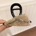 Gedetailleerd overzicht van een elegante middelgrote haarklem met fonkelende champagne kristallen - Koffie (4#)