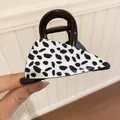 Detailopname van een middelgrote haarklem met stijlvolle zwart-witte dalmatiërprint - Zwart en Wit Luipaard (6#)