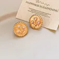 Elegante vintage goudkleurige ronde bloemknopjes met parelaccenten voor een verfijnde look - Bloemvorm / Goud/Wit