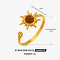 Anillo abierto de acero inoxidable dorado con diseño de sol y piedra marrón decorativa. - Estilo Ojo de Tigre (ZN2205)