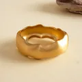 Detailansicht eines klobigen, mattgoldenen, welligen geometrischen Metallarmreifens im Retro-Stil - Mattgold-Stil (Umweltfreundlich)