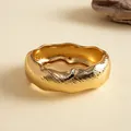 Detailansicht eines vintage goldenen, gewellten und strukturierten Armreifs. - Gold Strukturiert (Umweltfreundlich)