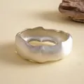 Nahaufnahme des strukturierten silbernen Wellenarmbands mit geometrischem Falten-Design - Silber Gefaltet (Umweltfreundlich)