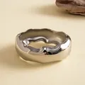 Detailansicht eines silbernen, wellenförmigen geometrischen Metallarmreifs mit Knitterstruktur - Silberwelle (Umweltfreundlich)
