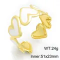 Elegante brazalete en C bañado en oro de 18k con corazones 3D de esmalte - 24g (51x23mm) / Blanco