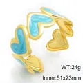 Elegante brazalete en forma de C chapado en oro de 18k con corazones de esmalte azul - 24g (51x23mm) / Azul claro