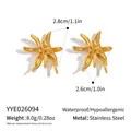 Vista detallada de pendientes de fuegos artificiales bañados en oro de 18K con medidas - Estilo Fuegos Artificiales Estelares (YYE026094) / 2,8cm x 2,6cm / Dorado