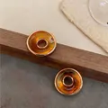 Elegantes pendientes de resina ámbar estilo vintage con borde de metal dorado mujer - Estilo de borde dorado redondo torcido / Marrón