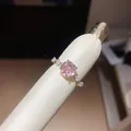 Gedetailleerde close-up van een roze zirkonia ring met bloemslijpsel en 18k goud vergulding - Stijl 5 (HR3923)