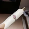 Macrodetail van roze zirkoon bloemring met sprankelende facetten op 18k vergulde band. - Stijl 1 (HR3923)