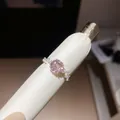 Detailopname van een roze gezette zirkoon bloem ring met fonkelende stenen, verguld - Stijl 7 (HR3923)