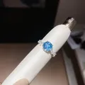 Detail van 18k vergulde open ring met blauwe zirkonia en een rond geslepen steen - Stijl 8 (HR3923)