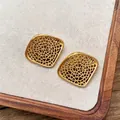 Elegante goldene Netzgitter-Ohrstecker mit feinem Vintage-Webdesign für stilvolle Damen - Rautennetz-Stil / Gold