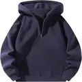 Primo piano di una felpa sportiva oversize blu scuro con cappuccio e zip parziale - Blu navy