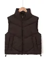 Detalle del diseño acolchado en V 3D en chaleco marrón de mujer con cuello alto - S / Tops / Café