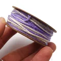 Nahaufnahme von lila-weißem 1,2 mm Baumwollfaden mit glitzernden metallischen Akzenten - Größe 4 Ca. 1,2MM 18M / Lila Weiß Farbverlauf (C29)