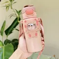 Detail mit süßem Bär-Design und tragbarem Schultergurt der rosa Kinder-Thermoskanne - 550ml / XJ-319 Isoliert Becher / Braun