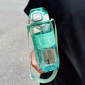 Gros plan d'une bouteille de sport avec paille et bandoulière réglable portable - 750ml / Vert