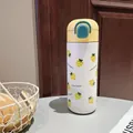 Isolierflasche mit niedlichem Erdbeermuster, Klappdeckel und grünen Akzenten - 500ml / Weiß Erdbeere Stil