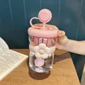 Vista dettagliata di una tazza da tè a fiori rosa con filtro separato e cannuccia - 500ml / Rosa