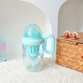 Detailansicht der minzgrünen Tritan-Milchtasse mit süßen Hundemustern und ergonomischem Griff - 380ml / SLB6117 Kunststoffbecher-Blau